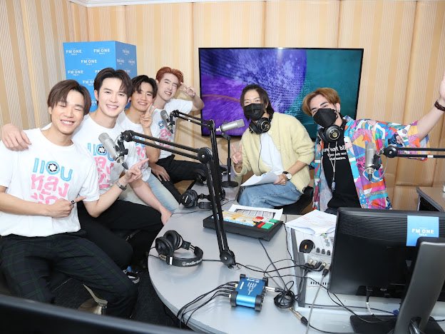 bbil1ypn's tweet photo. เมื่อวานสนุกมากๆๆ พี่ๆดีเจหนักแน่น กับ เทอร์โบ คุยเพลินมากๆ ไว้มีโอกาสมาจอยม่วนกันอีกนนะคับบบบ ขอบคุณทุกคนที่มาให้กำลังใจพวกเราด้วยนะคับบบบ
#FmOneYme
#bbil1ypn 
#Seng_wichai
#hengpnp #ppriseee
#SCOYtheseries
#แอบหลงรักเดอะซีรีส์ https://t.co/a0cpSAe7XM