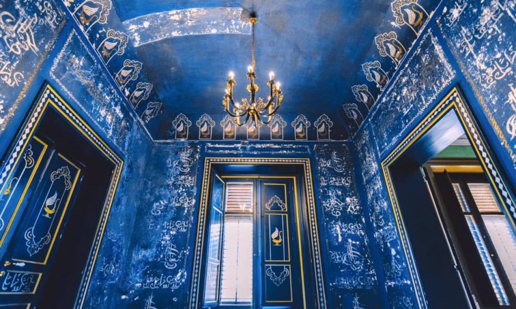 JacopoVeneziani's tweet photo. #Divulgo la « Camera delle meraviglie » di Palermo, scoperta casualmente nel 2003 sotto quattro strati di intonaco in un appartamento privato del centro storico.

Interamente dipinta di blu a metà Ottocento, è arricchita da decori e scritte argentate dal sapore arabeggiante. https://t.co/Ke4lqYHCqR