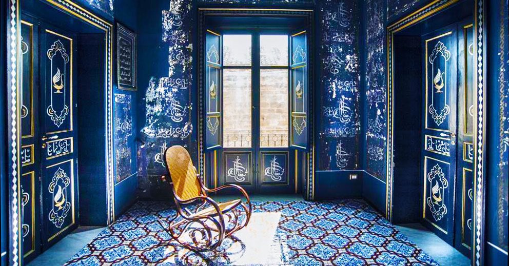 JacopoVeneziani's tweet photo. #Divulgo la « Camera delle meraviglie » di Palermo, scoperta casualmente nel 2003 sotto quattro strati di intonaco in un appartamento privato del centro storico.

Interamente dipinta di blu a metà Ottocento, è arricchita da decori e scritte argentate dal sapore arabeggiante. https://t.co/Ke4lqYHCqR