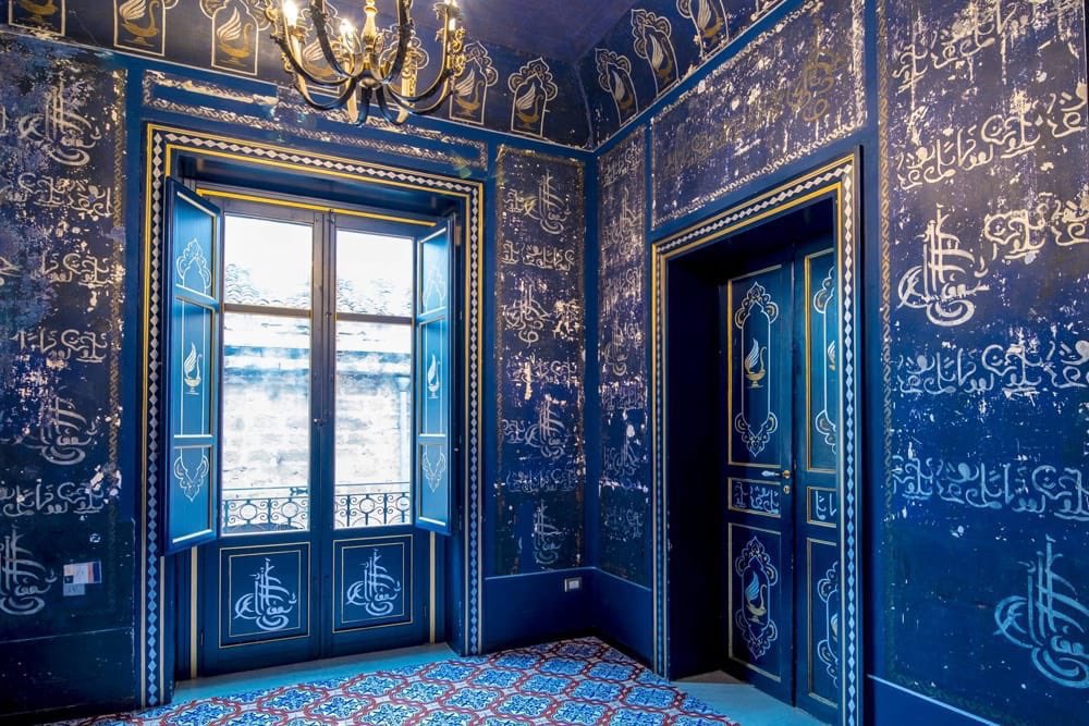 JacopoVeneziani's tweet photo. #Divulgo la « Camera delle meraviglie » di Palermo, scoperta casualmente nel 2003 sotto quattro strati di intonaco in un appartamento privato del centro storico.

Interamente dipinta di blu a metà Ottocento, è arricchita da decori e scritte argentate dal sapore arabeggiante. https://t.co/Ke4lqYHCqR