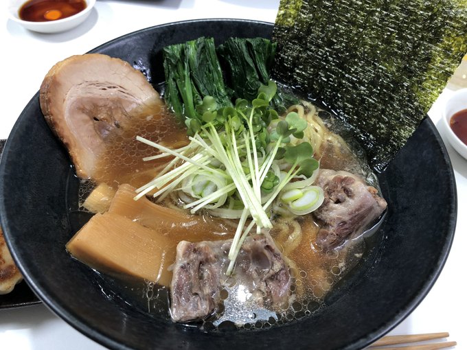 仕込みに6時間かけた牛テールスープで作ったラーメンクソうまい🤤🍜 
