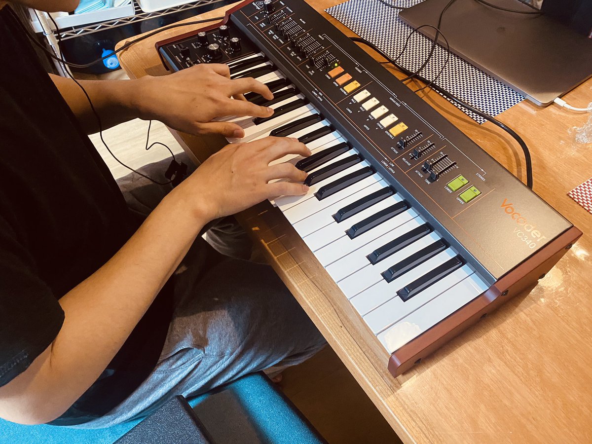 mtnymtnyg's tweet photo. どうやら息子が
Rol◯nd VP3◯0🎛🎤🎹
のジェネリックボコーダー
BEHRINGER VC340🎛🎤🎹
を購入したようだ♬
音は中々良いとの事!
お願いだから
ナマムギナマタマゴ♬
と歌わせてくれ❣️
#VP330
# YMO
#BEHRINGER
#BEHRINGER VC340
#Roland https://t.co/6IME9dxbL3