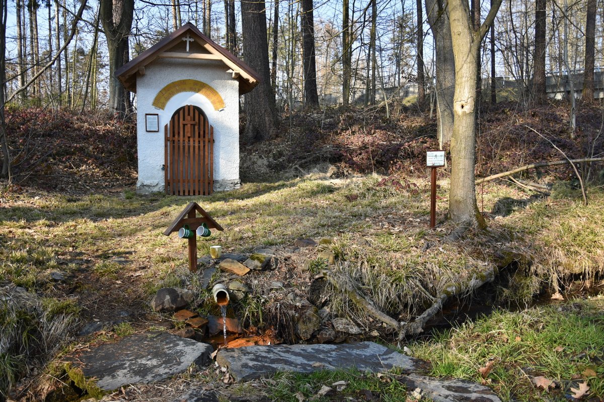 moravskyturista's tweet photo. Antoníček v ruchu dálnice https://t.co/BvYyi5EEBM #oderskevrchy #kaple #studanka #turistika #vylet #lipnik https://t.co/iFBAZr9nXj