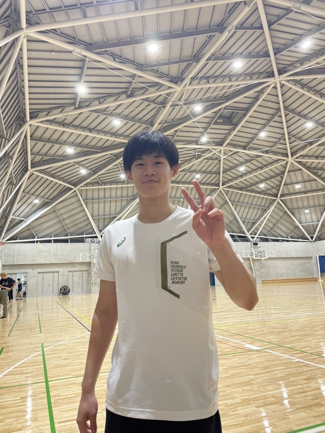東京大学運動会男子バレーボール部 藤野瑛太 4年 174cm 大宮 自他ともに認める東大バレー部が誇るパワースパイカー その筋肉は 部活のない日に埼玉の実家から駒場まで筋トレのために来るという気合いの賜物 そのパワーゆえ ブロック練習でネットに自分