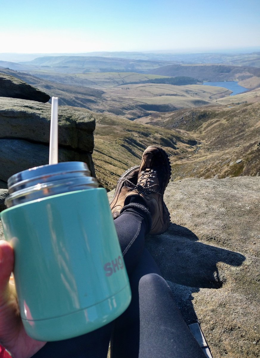 Geoggersthom's tweet photo. Lunch with a view! Stunning hike and scramble up Kinder Scout yesterday. Lesson planning on location 👌 #kinderscout #peakdistrict #hiking #geographyteacher #Derbyshire #uppercourse #rivers https://t.co/qrR8stG2TT
