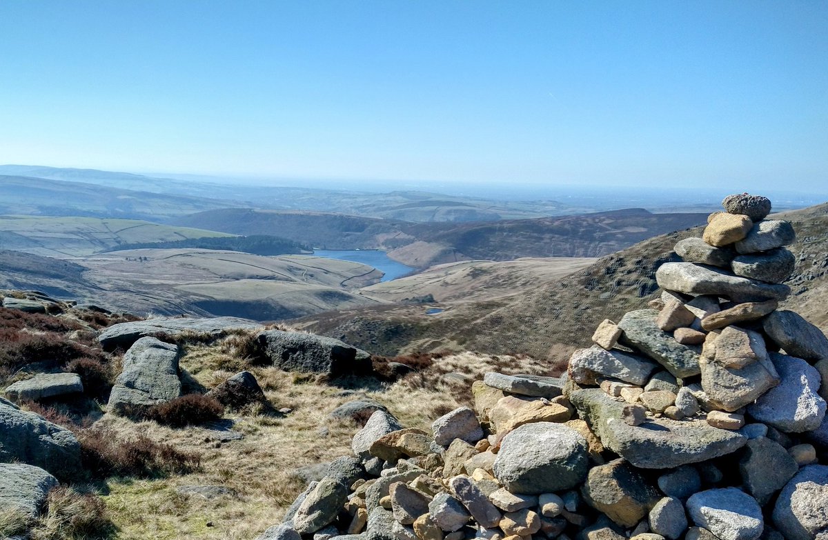 Geoggersthom's tweet photo. Lunch with a view! Stunning hike and scramble up Kinder Scout yesterday. Lesson planning on location 👌 #kinderscout #peakdistrict #hiking #geographyteacher #Derbyshire #uppercourse #rivers https://t.co/qrR8stG2TT