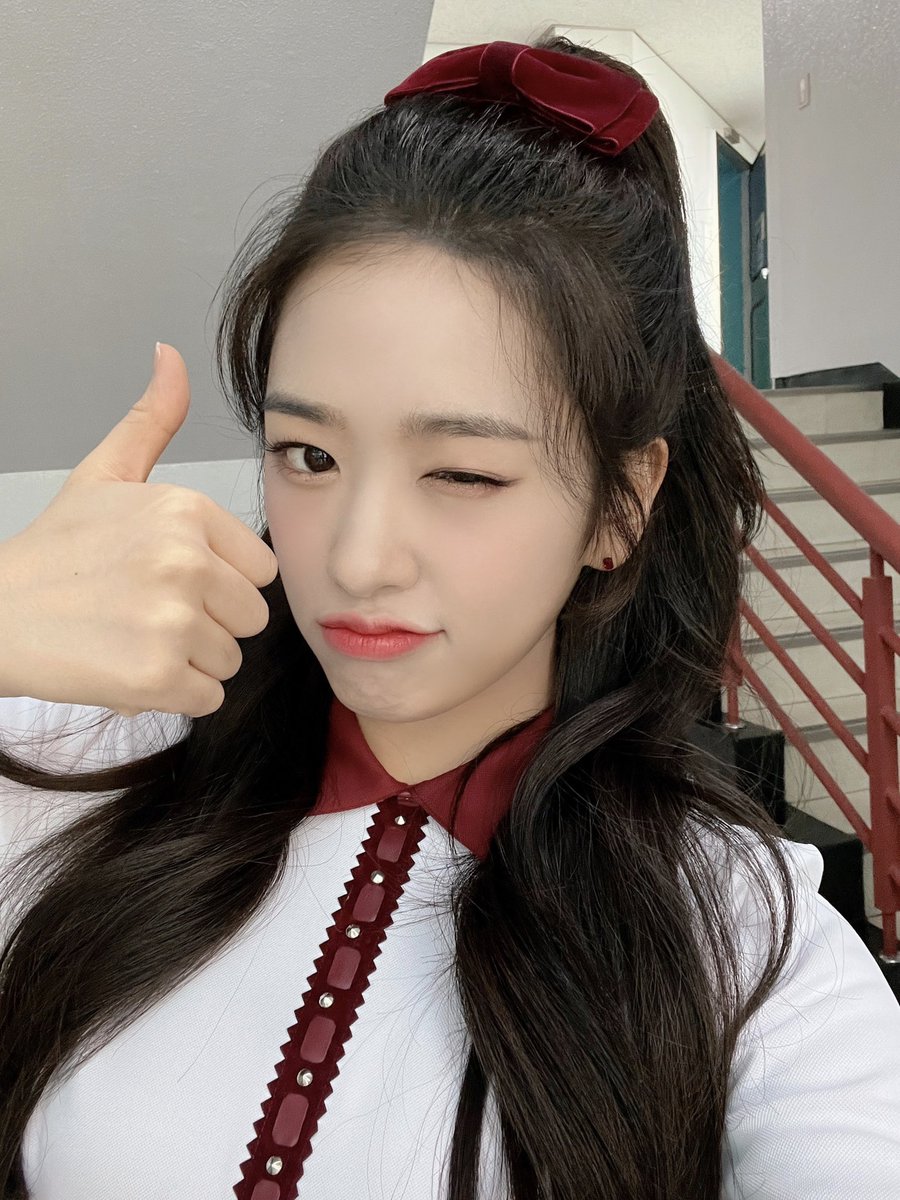 IVEstarship's tweet photo. 📸
220320 #SBS #인기가요 완료 💕

지니가요 나이스〰️〰️샷 🏌️‍♀️
최고의 타이밍으로 풀 스윙을 날려
DIVE 마음속으로 홀인원 한
오늘의 스포티 요정 지니가요 ⛳️
다음주에도 함께 가요 ❣️

#IVE #아이브
#YUJIN #유진
#LOVEDIVE #러브다이브 https://t.co/oc5OSha1dM