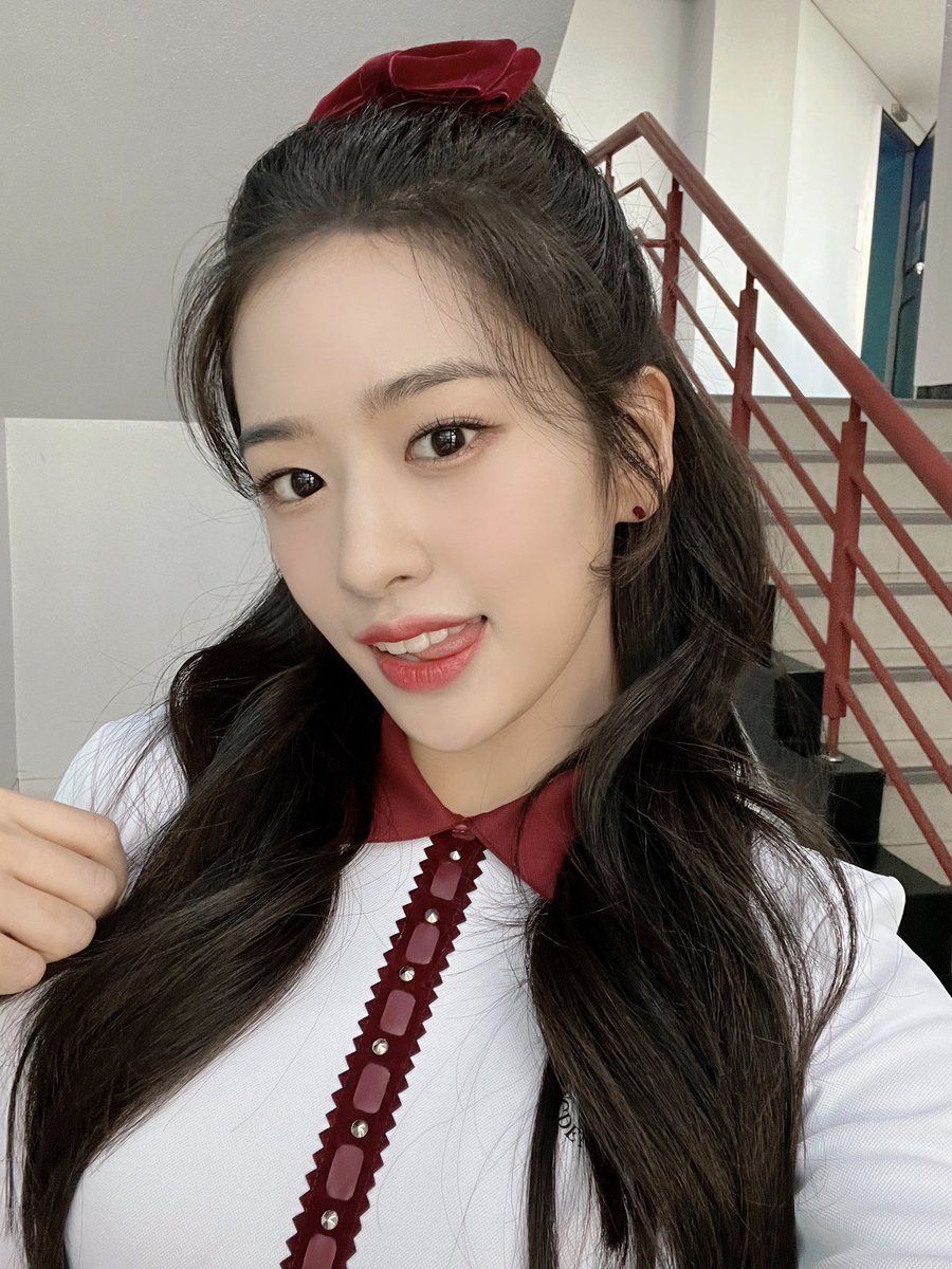 IVEstarship's tweet photo. 📸
220320 #SBS #인기가요 완료 💕

지니가요 나이스〰️〰️샷 🏌️‍♀️
최고의 타이밍으로 풀 스윙을 날려
DIVE 마음속으로 홀인원 한
오늘의 스포티 요정 지니가요 ⛳️
다음주에도 함께 가요 ❣️

#IVE #아이브
#YUJIN #유진
#LOVEDIVE #러브다이브 https://t.co/oc5OSha1dM