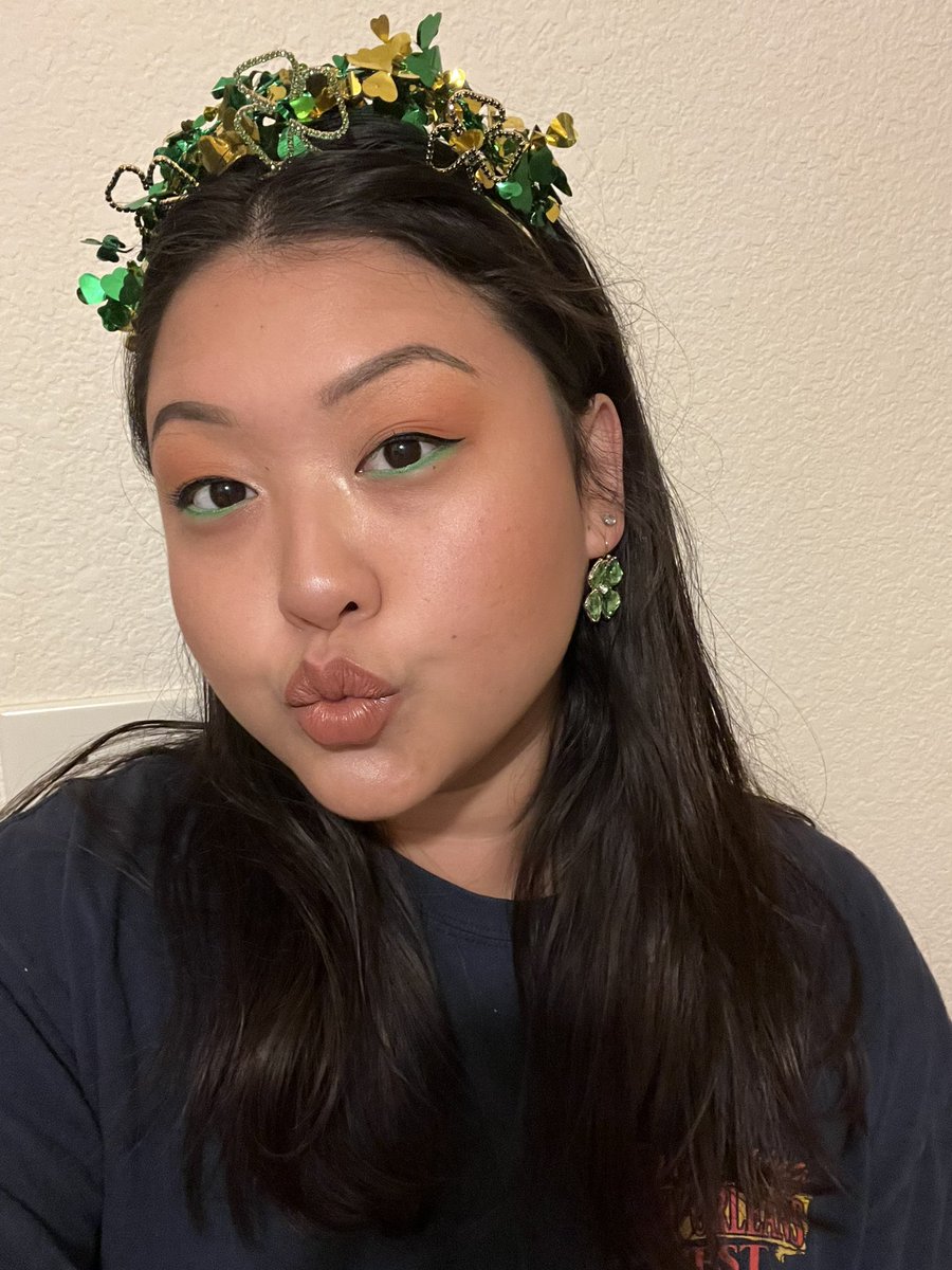 Jennifarttt's tweet photo. My very subtle st pattys makeup!! https://t.co/08RUSsg5ci