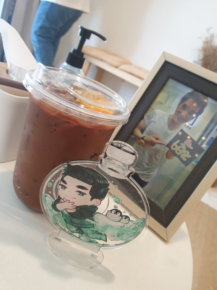 taki_pueng's tweet photo. มาจิบน้ำเย็นๆ ที่ร้าน @moawfancafe
ดูรูปและเรื่องราวของน้าด้วยความคิดถึง 

ปล. ช็อกโกแลตส้มนี่อร่อยจัง ❤🤗

#5thblackcrowanniversary #หน้ากากอีกาดำ
#เอ๊ะจิรากร​ #Aejirakorn https://t.co/cFMUkPjL2P