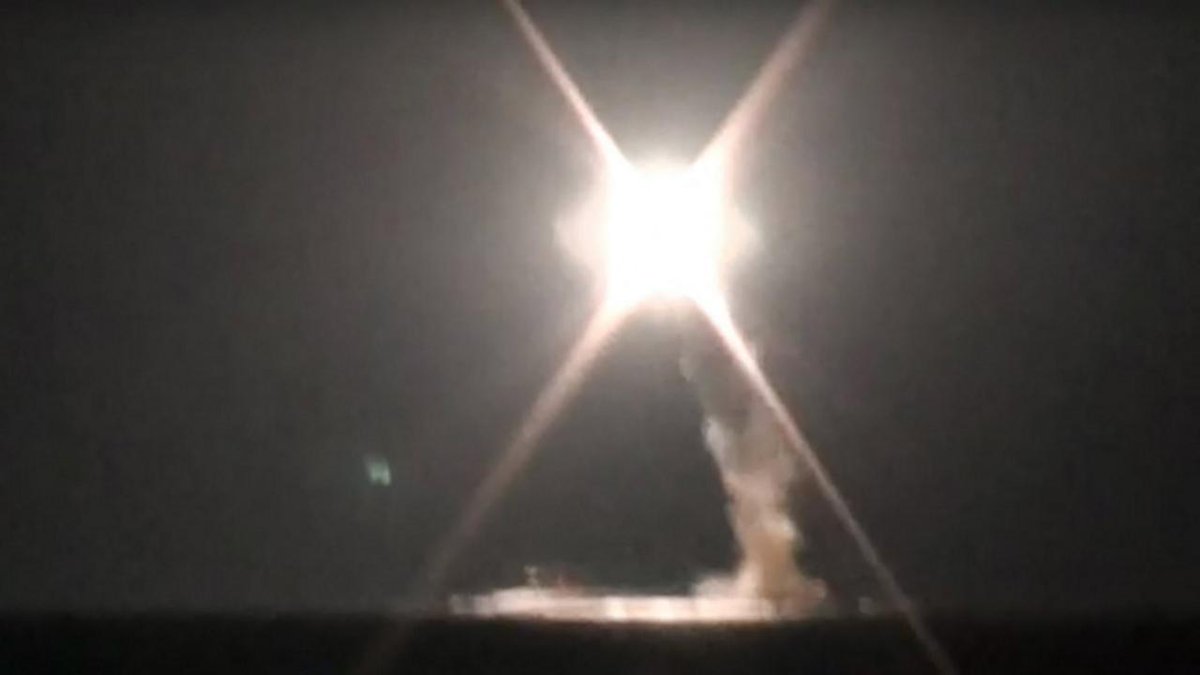LCI's tweet photo. EN DIRECT - Guerre en #Ukraine : la Russie dit avoir à nouveau utilisé des missiles hypersoniques https://t.co/UoEI3mYCL5 https://t.co/SL20oFjGoH