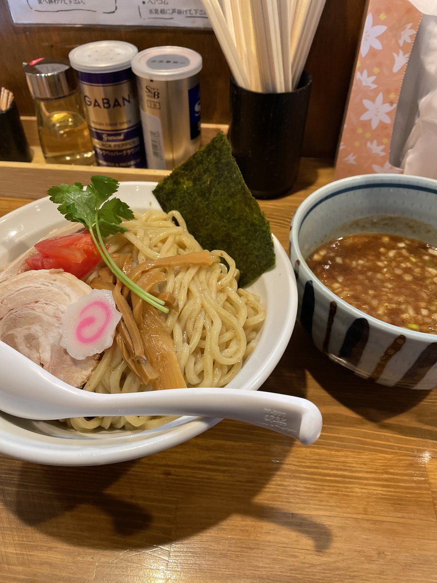 gess_mashi2's tweet photo. 今日のワクチンバイト飯は、練馬区大泉にあるつけ麺「蕃茄」でいただきました。蕃茄っていうだけに、トマトがつけ麺に入っていて、さっぱり頂けました！スープ割りには、三つ葉も入ってます！！美味しかったです。次回があればトマトチーズつけ麺を食べよう。ご馳走でした。
#蕃茄 https://t.co/hei7vbjyT2