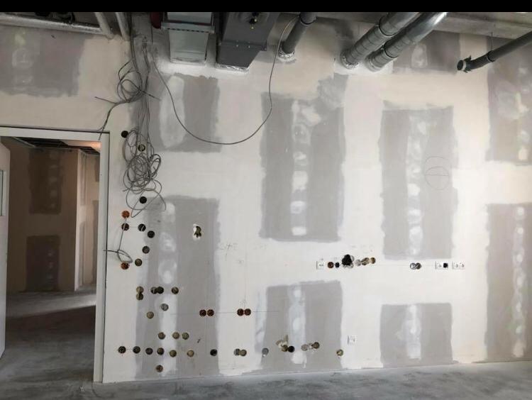 NosArtisansODT's tweet image. #nosartisansontdutalent 
le #plaquiste vs l'#electricien