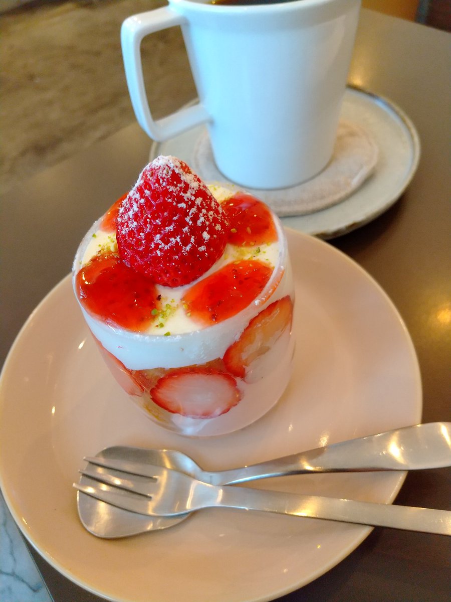 mujinaya's tweet photo. やっと食べれた~
イチゴのショートケーキ
すぐ無いなってしまうので、売り切れタイミングばかりに当たってしまっていて食べれなかった。
あっさりクリームとしっかりスポンジ、イチゴもしっかり入ってて美味しくいただきました。
#リードコーヒー
#LEADCOFFEE
#桜川
#カフェ
#なんば https://t.co/9PpztyfY2s