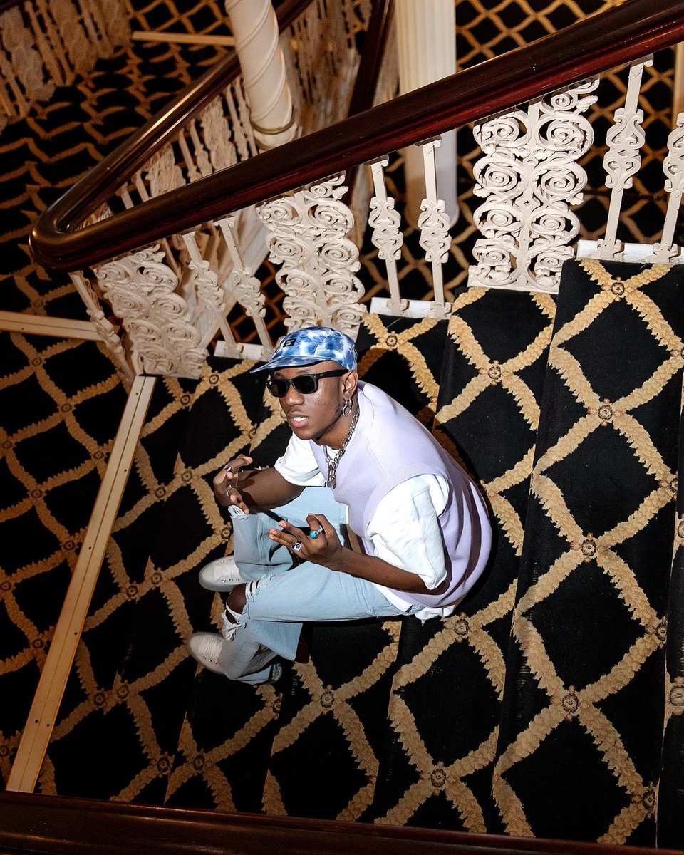 vict0ny's tweet photo. Stairs to greatness. A fly version tho ☂️💜 https://t.co/A1ReJTCPKg