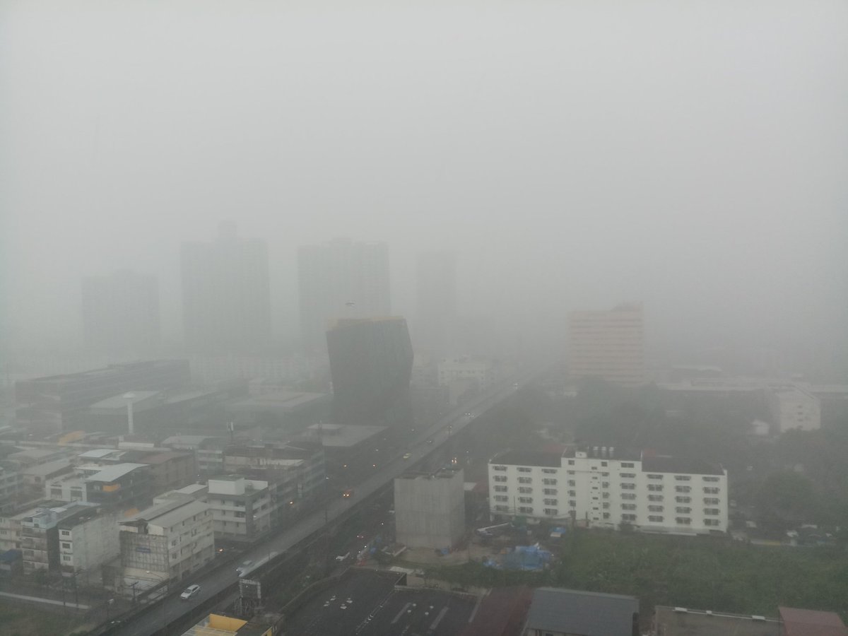 Sony1678Sri's tweet photo. @js100radio #รามคำแหง79 ฝนตกหนักมาก https://t.co/om8XBngo54