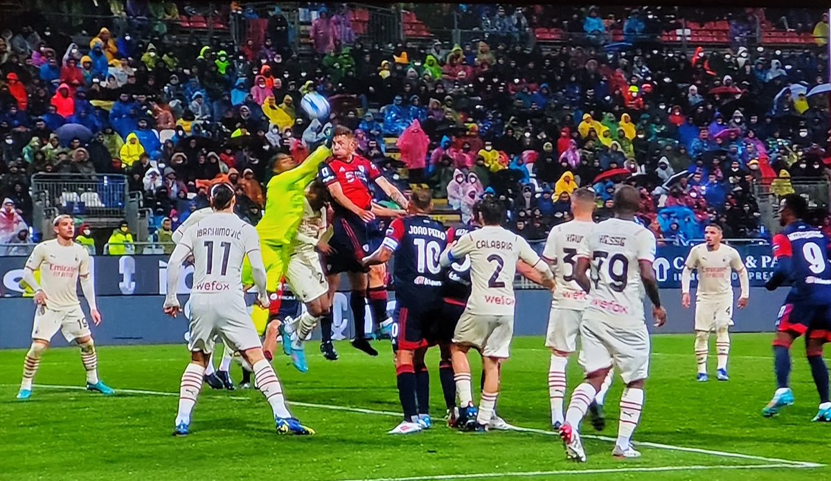Alex_Cavasinni's tweet photo. #Mazzarri nel post-partita reclama forte per un rigore non concesso a #Lovato che riceve un pugno in testa da #Maignan dopo averlo anticipato.
Peraltro, dopo la traversa di #Pavoletti, #Bennacer toglie dalla porta il tap-in di #Marin con un tocco di mano da terra.
#CagliariMilan https://t.co/HGzOcwebpV