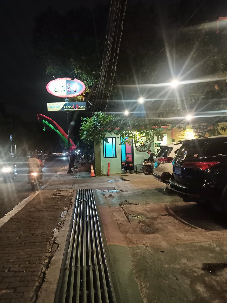 Theo86620947's tweet photo. Makanan disini enak dan gurih
Parkirnya juga luas
#jepretanamatir
#shsd https://t.co/Vc05dtBfIN