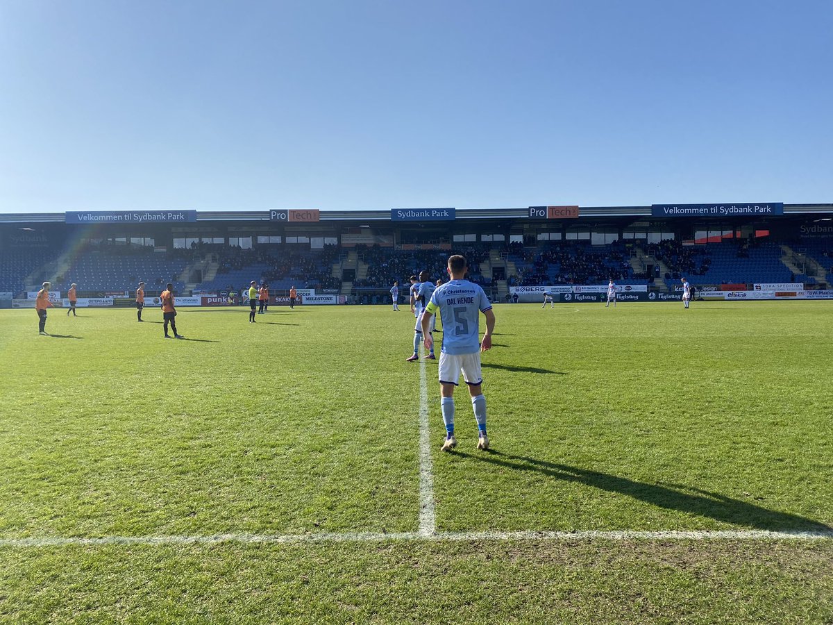 SJFodbold's tweet photo. Så er vi i gang på Sydbank Park #sldk #sjerfc https://t.co/UQvmRsWFAe