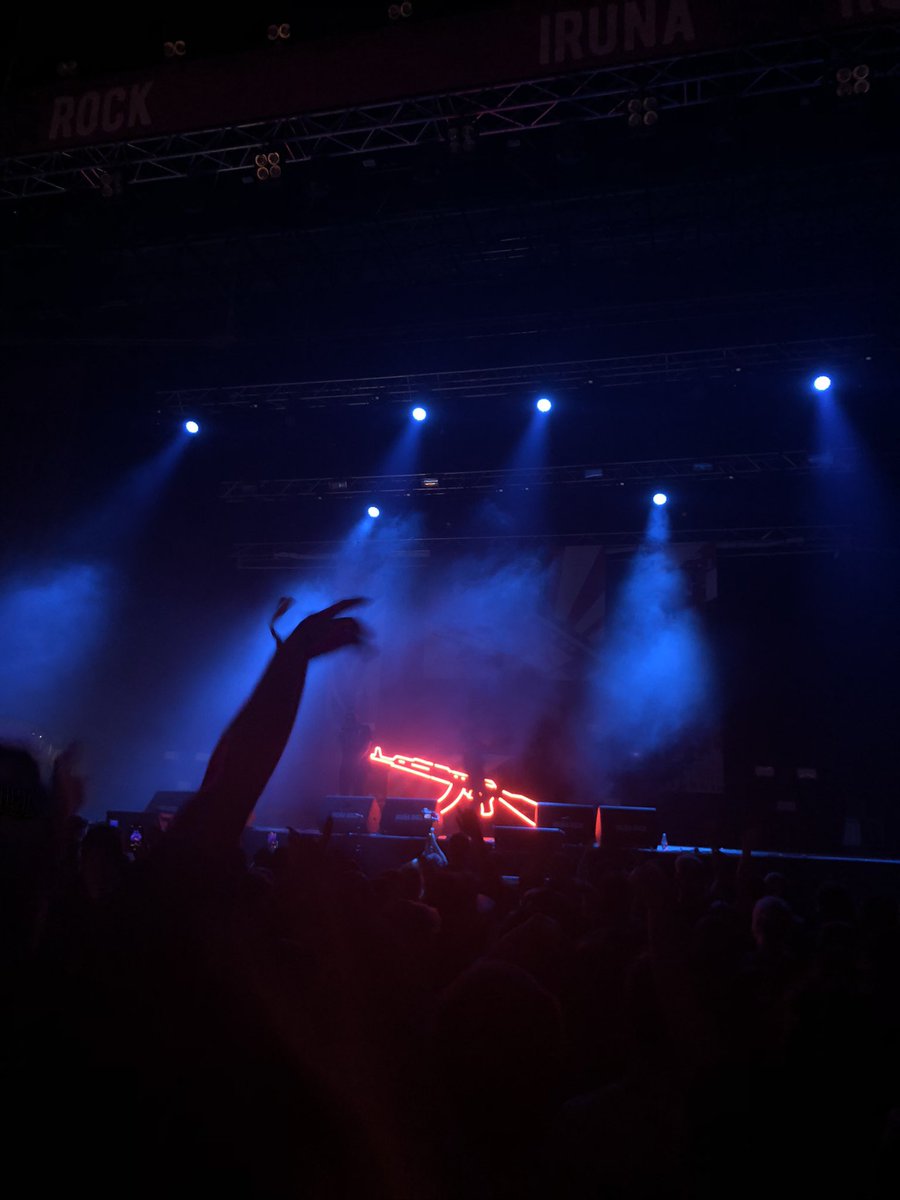 Ayer por fin pude ver a @loschikosdelmaiz  en el <a href="/IrunaRock/">IRUÑA ROCK</a>  impresionante