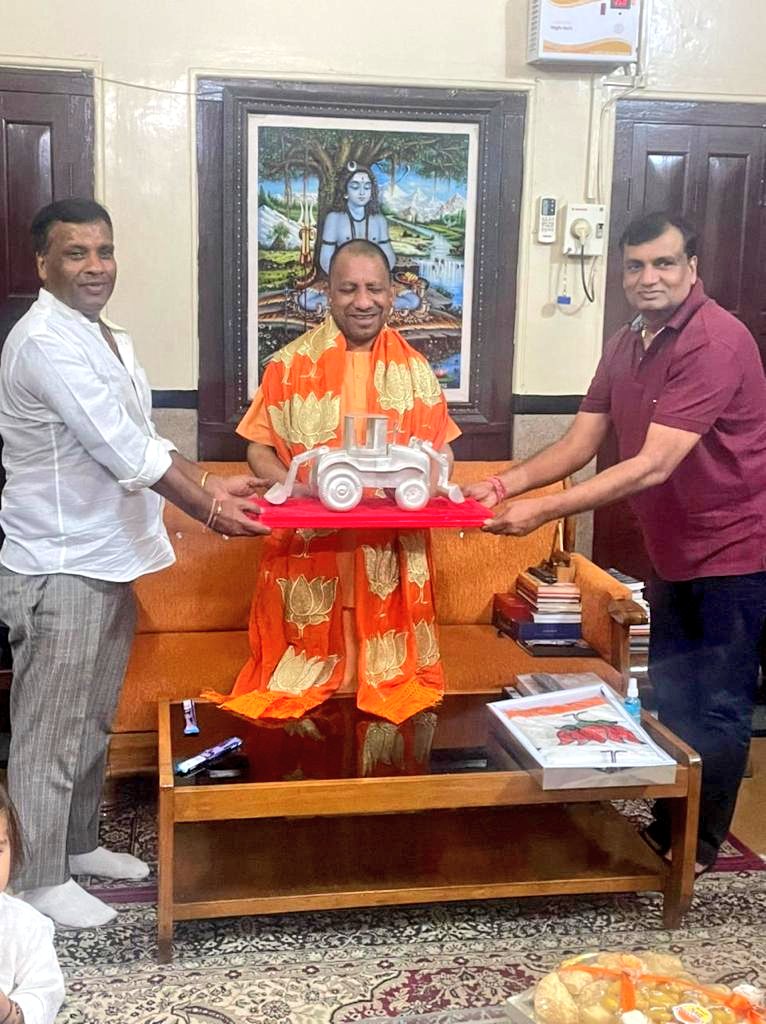 sengarlive's tweet image. उत्तरप्रदेश-

गोरखपुर के व्यापारियों ने CM योगी को आज चांदी का बुलडोज़र भेंट किया !!