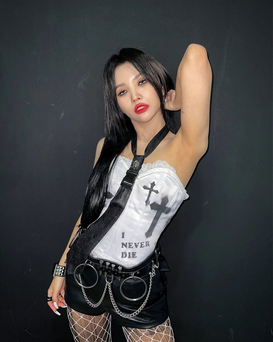 2yeonpic's tweet photo. she knows she has the world wrapped around her finger https://t.co/egsPlhpay4