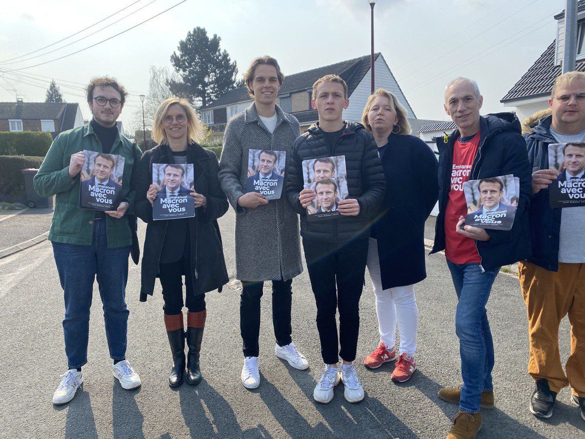 theo_lobry's tweet photo. 🚀 J-21 🚀

Toujours mobilisés, à Noyelles-sous-Lens, en porte-à-porte autour d’@AgnesRunacher 

Accueil chaleureux, dialogue sincère et bonne humeur pour défendre le projet d’@EmmanuelMacron ✅🇫🇷

#avecvous #Macron2022 https://t.co/1vJLSkMd22