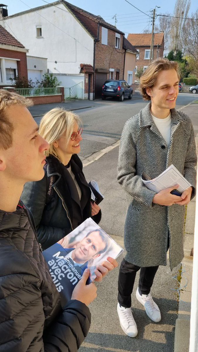 theo_lobry's tweet photo. 🚀 J-21 🚀

Toujours mobilisés, à Noyelles-sous-Lens, en porte-à-porte autour d’@AgnesRunacher 

Accueil chaleureux, dialogue sincère et bonne humeur pour défendre le projet d’@EmmanuelMacron ✅🇫🇷

#avecvous #Macron2022 https://t.co/1vJLSkMd22
