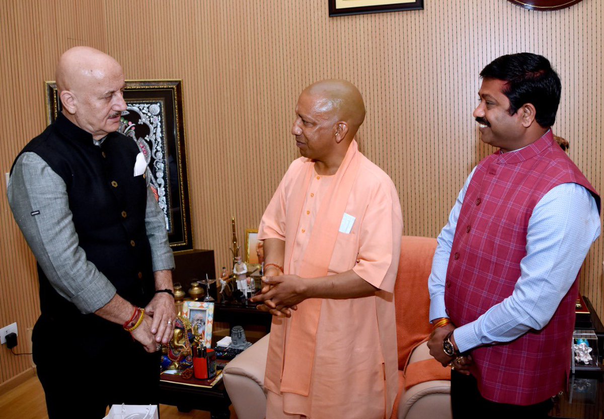 AnupamPKher's tweet photo. लखनऊ में मुख्यमंत्री आदरणीय @myogiadityanath जी से उनके निवासस्थान पर मुलाक़ात हुई। #TheKashmirFiles टीम ने उन्हें प्रदेश में हमारी फ़िल्म को टैक्स फ़्री करने के लिए धन्यवाद दिया।उन्होंने फ़िल्म के सच्चे प्रदर्शन की सराहना की! धन्यवाद! जय हो! 🙏 @vivekagnihotri @NandiGuptaBJP https://t.co/tdVIqx0Rre