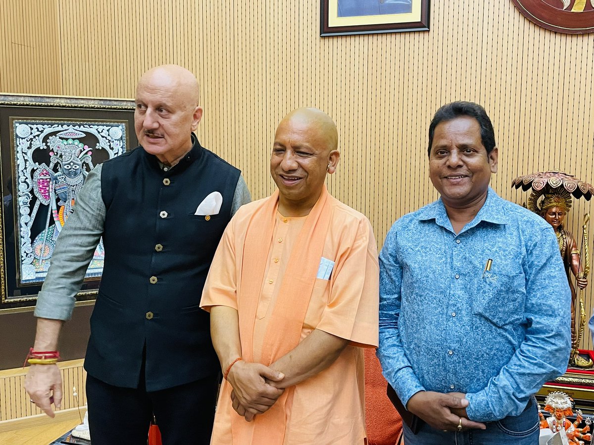 AnupamPKher's tweet photo. लखनऊ में मुख्यमंत्री आदरणीय @myogiadityanath जी से उनके निवासस्थान पर मुलाक़ात हुई। #TheKashmirFiles टीम ने उन्हें प्रदेश में हमारी फ़िल्म को टैक्स फ़्री करने के लिए धन्यवाद दिया।उन्होंने फ़िल्म के सच्चे प्रदर्शन की सराहना की! धन्यवाद! जय हो! 🙏 @vivekagnihotri @NandiGuptaBJP https://t.co/tdVIqx0Rre