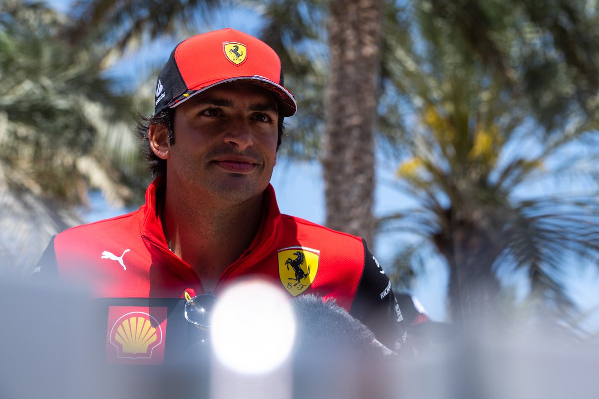PedroFerminF1's tweet photo. Ilusionado y concentrado, así está @Carlossainz55 atendiendo a los compañeros de la prensa antes de iniciar la cuenta atrás para los preparativos del #BahrainGP
#F1 #pitlanetv #ObsesionFormula1 #essereFerrari https://t.co/a6R393TKes