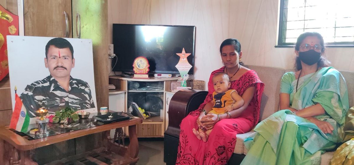 सोनगाव, ता. बारामती येथील सीआरपीएफ शहीद जवान अशोक बापूराव इंगवले यांच्या घरी भेट देऊन कुटुंबियांचे सांत्वन केले. यावेळी स्व. इंगवले यांच्या प्रतिमेस पुष्पहार अर्पण करुन त्यांच्या अत्युच्च बलिदानास वंदन केले. त्यांना भावपूर्ण श्रद्धांजली.