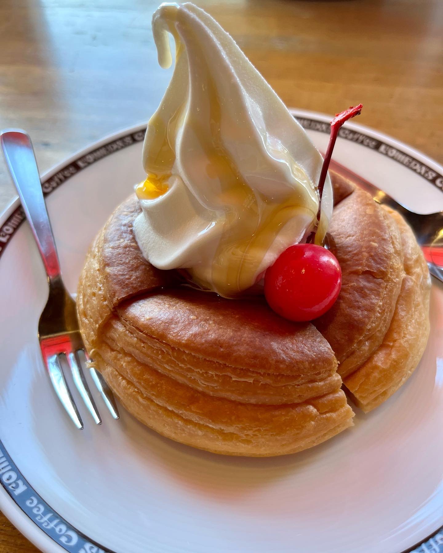 とおる王子 本日のスイーツは 東大阪 渋川 コメダ珈琲店 ミニ シノワロール 熱々のデニッシュの上にソフトクリームって反則技です 私が子供の頃はホットケーキが一番のご馳走でした これを知ってたら毎日おねだりしてたと思います コメダ珈琲店 応援し