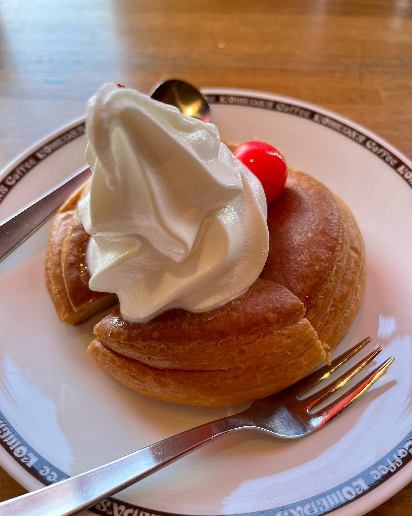 とおる王子 本日のスイーツは 東大阪 渋川 コメダ珈琲店 ミニ シノワロール 熱々のデニッシュの上にソフトクリームって反則技です 私が子供の頃はホットケーキが一番のご馳走でした これを知ってたら毎日おねだりしてたと思います コメダ珈琲店 応援し