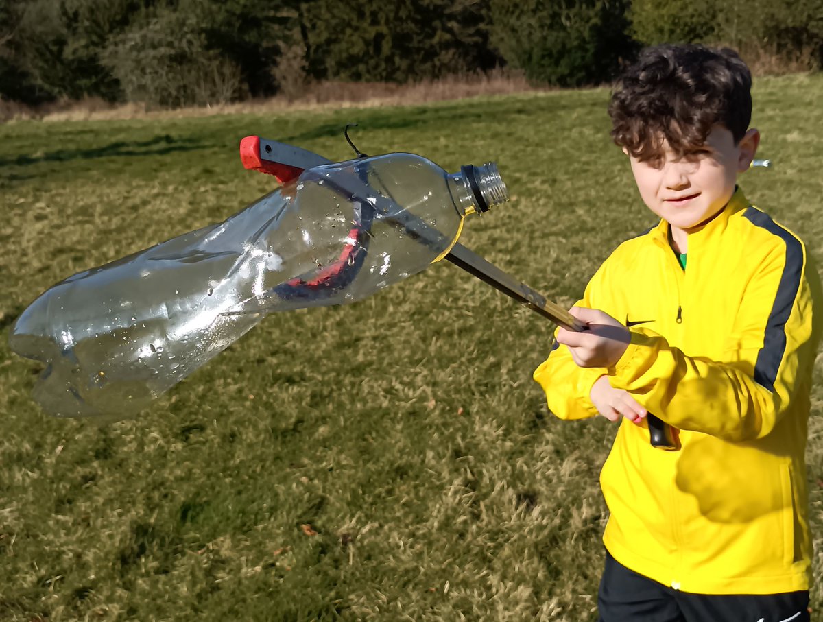 CalderFriends's tweet photo. We loved kicking off the #SpringCleanScotland campaign today! Particularly proud of our #Blantyre kids who saved #litter going into the river. Well done, team #calder! #UpstreamBattle @CleanUpScotland @highblantyreps1 https://t.co/ntItw1i2sP