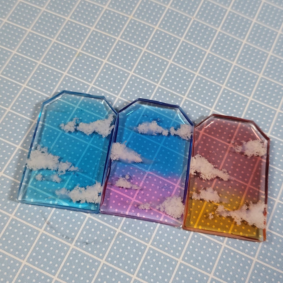 parallelworld03's tweet image. 花が一段落したから空守り作ってます☁