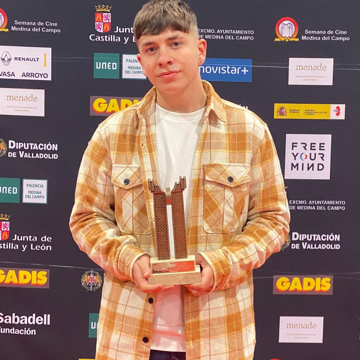 Langui_Oficial's tweet photo. Hugo Montilla con el Roel de mejor actor en el festival de cine @FestivalCineMed por su papel en @cortointentando 🙌🏼

Muchas ganas de que veáis Intentando! 🎬
#intentando #cortointentando #35secime #festivaldecine 
#ellangui #HugoMontilla #cine #cortometraje https://t.co/1jtunXBHkA
