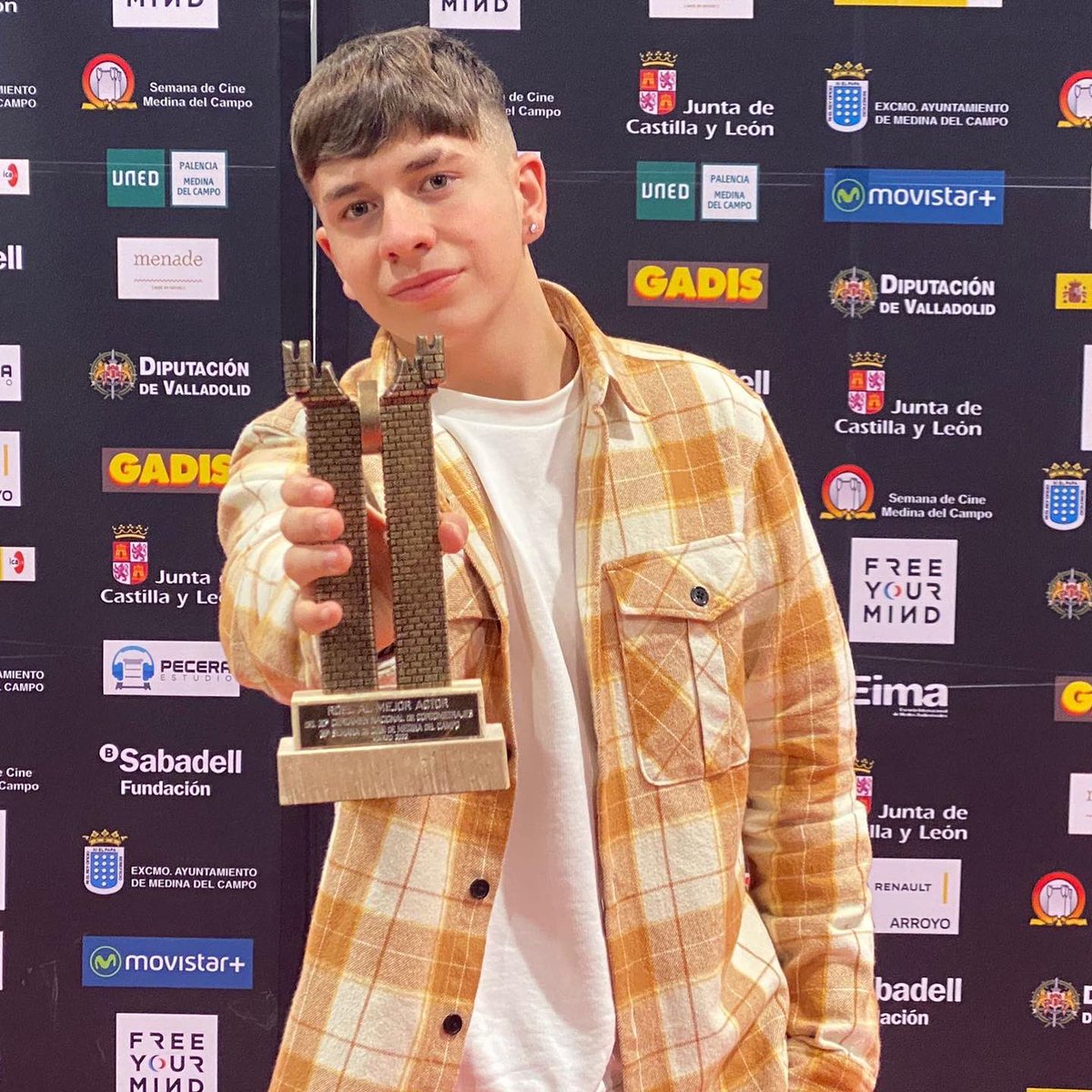 Langui_Oficial's tweet photo. Hugo Montilla con el Roel de mejor actor en el festival de cine @FestivalCineMed por su papel en @cortointentando 🙌🏼

Muchas ganas de que veáis Intentando! 🎬
#intentando #cortointentando #35secime #festivaldecine 
#ellangui #HugoMontilla #cine #cortometraje https://t.co/1jtunXBHkA
