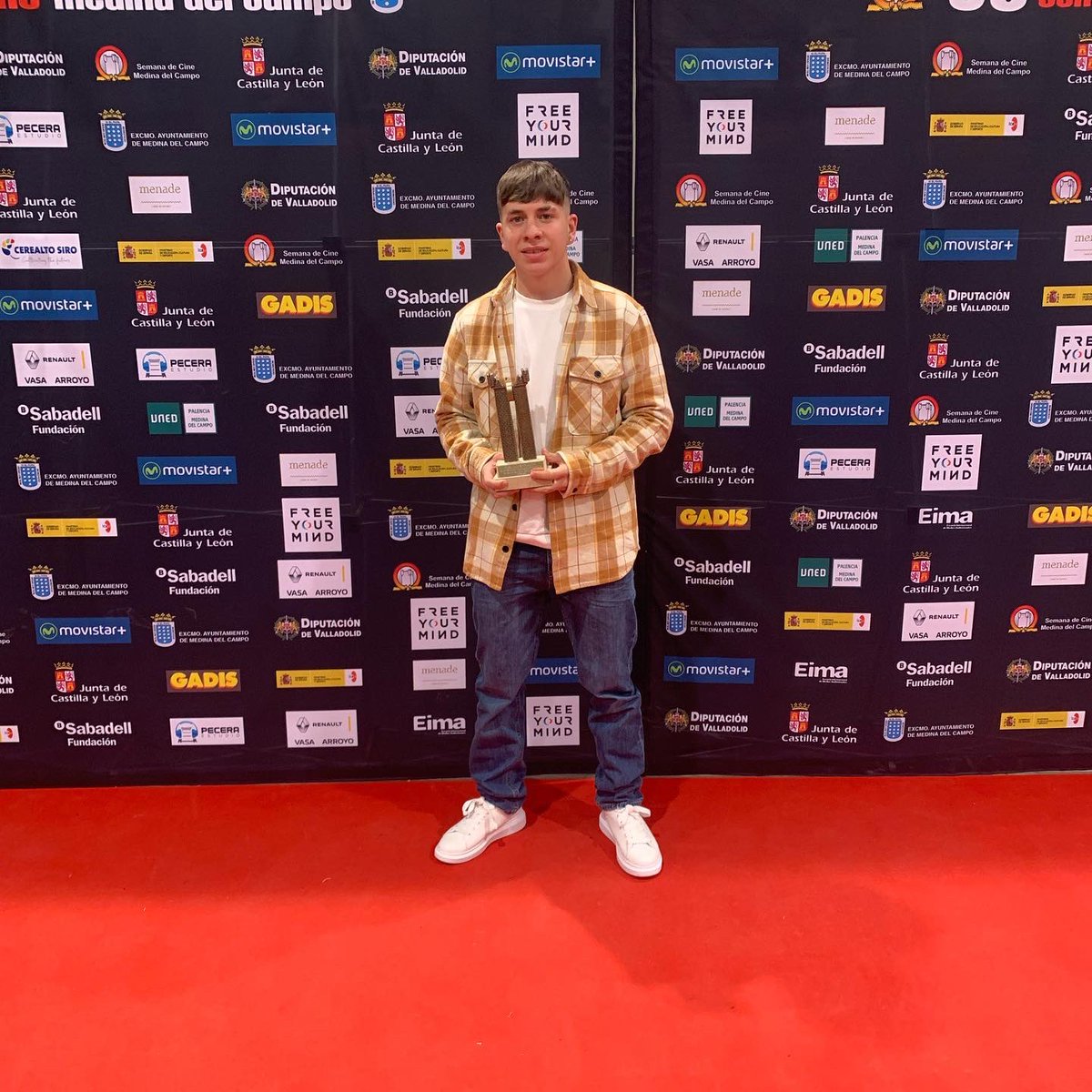 Langui_Oficial's tweet photo. Hugo Montilla con el Roel de mejor actor en el festival de cine @FestivalCineMed por su papel en @cortointentando 🙌🏼

Muchas ganas de que veáis Intentando! 🎬
#intentando #cortointentando #35secime #festivaldecine 
#ellangui #HugoMontilla #cine #cortometraje https://t.co/1jtunXBHkA