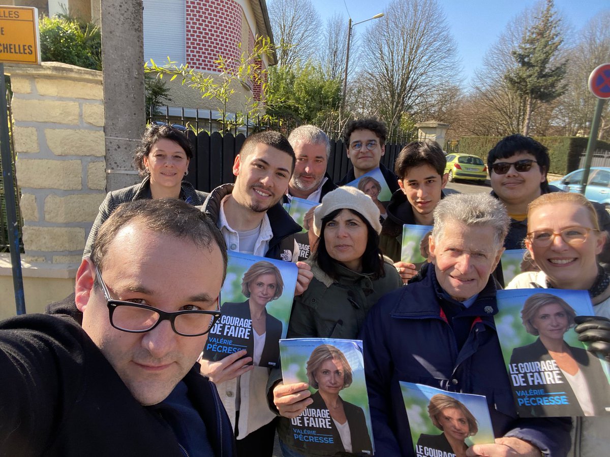 LRcirco7710's tweet photo. Ce matin à Chelles, distribution du programme détaillant toutes les propositions de @vpecresse .

« Le courage de Faire »
#Pecresse2022 https://t.co/H91nuKpIVv