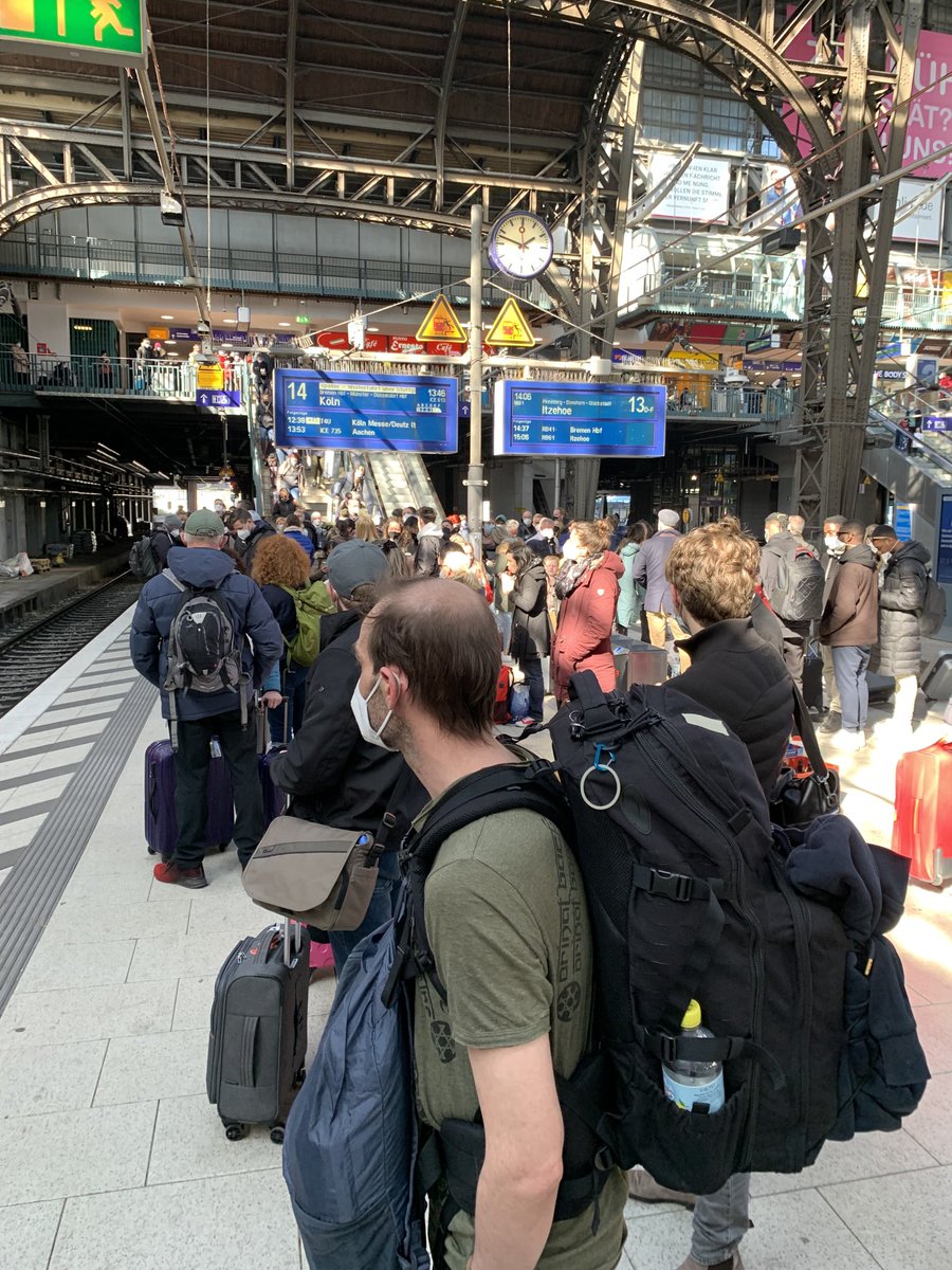BSchmidtMattern's tweet photo. Persönliche Nachricht an den Lokführer von #ICE613 @DB_Bahn - wenn Sie das nächste Mal die Türen nicht mehr aufmachen, trotz Ansage, dass Sie warten: Zweck Ihrer Fahrt ist, Fahrgäste mitzunehmen. Nicht stehenzulassen. https://t.co/RxozRFqXVH