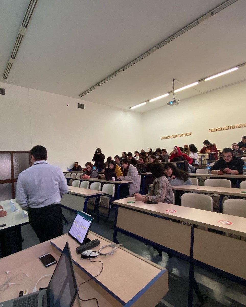 FZ16’da son oturumumuz ‘’Merkez Bankacılığı,Kur Krizleri ve Enflasyon’’da Ömer Faruk Can ‘’Türkiye Cumhuriyeti İktisat Tarihinde Yüksek Kronik Enflasyon Olgusu, Sebepleri ve Sonuçları Üzerine’’ ve Ali Erdem Yurtseven ‘’Kaçınılmaz Son: Büyük Borç Krizi’’sunumlarını gerçekleştirdi!