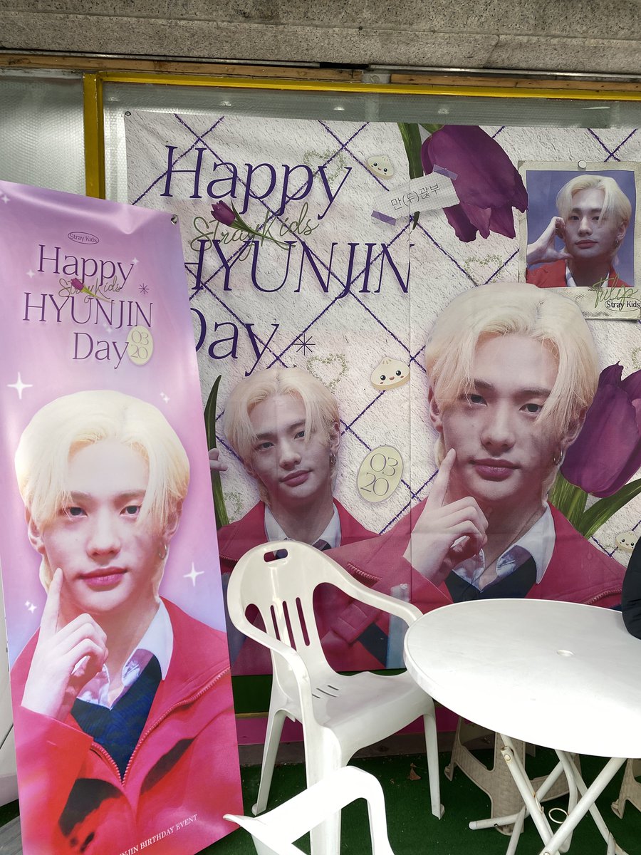 hyunmorning320's tweet photo. 꽃길만두 올림픽점

만두가게에 전혀 위화감이 없는 현지니🥟
세트 특전이 다 소진되어서 아쉬웠지만 그냥 특전도 너무 예쁘고 만두도 넘 맛있어서 좋았습니다! 귀엽고 예쁜 이벤트 준비해주셔서 감사하고 덕분에 현진날에 행복 가득하게 채우고 갑니다❣️
#우리집만두는_꽃길하이패스
#happyhyunjinday https://t.co/V3Hg7oa6pt