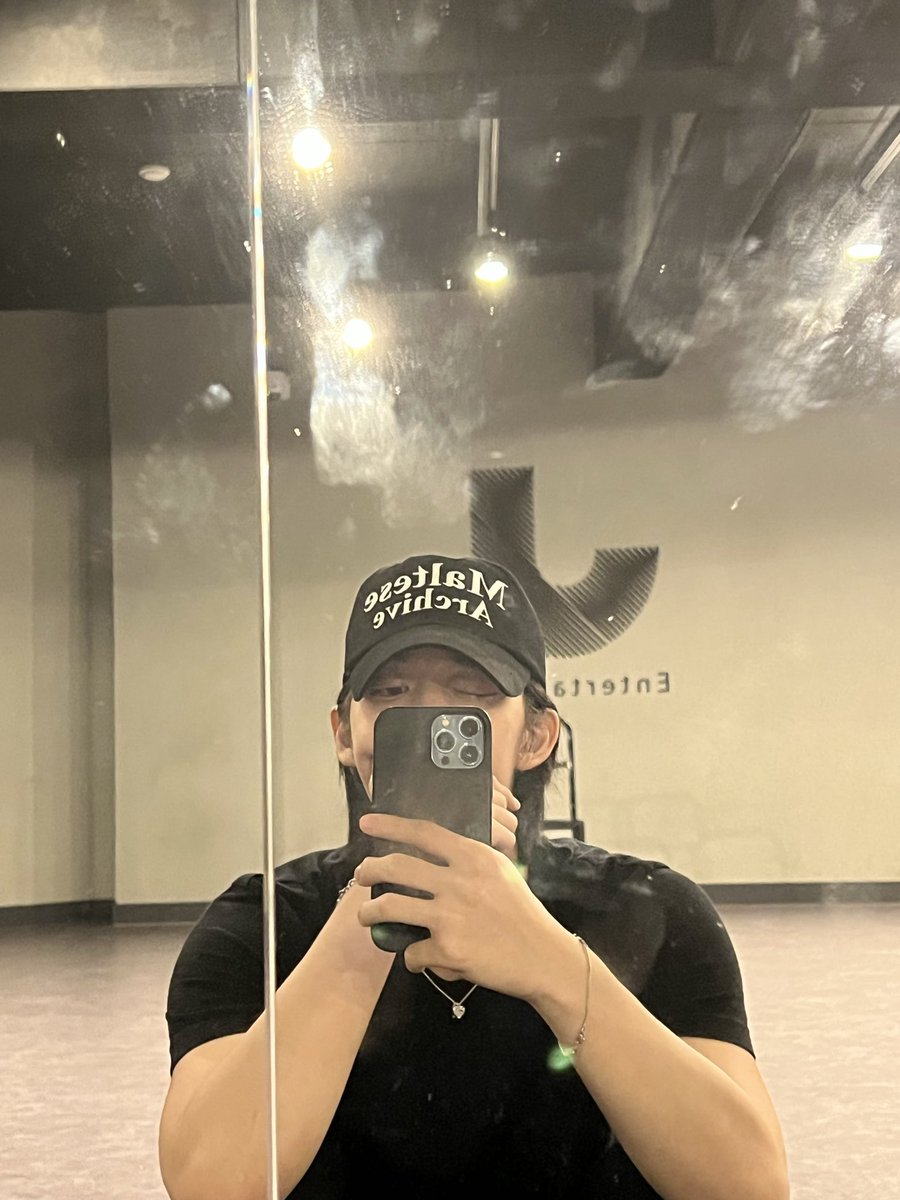 cixbabbles's tweet photo. 220320 Bae Jinyoung 🌌 FNS

“Wink😉”
“Practice😌” (in eng)

#CIX #배진영 #BAEJINYOUNG https://t.co/KRnYodJ9yT
