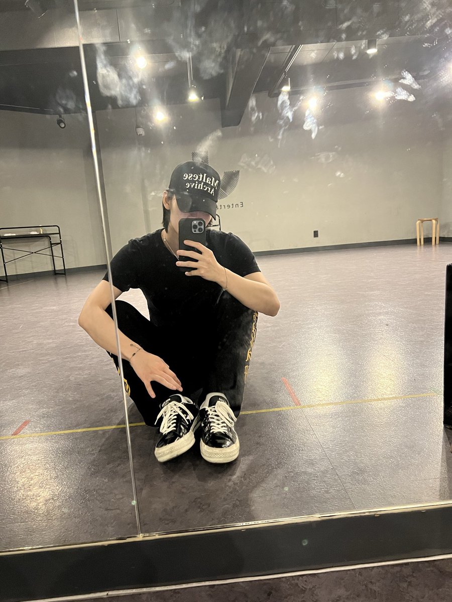 cixbabbles's tweet photo. 220320 Bae Jinyoung 🌌 FNS

“Wink😉”
“Practice😌” (in eng)

#CIX #배진영 #BAEJINYOUNG https://t.co/KRnYodJ9yT