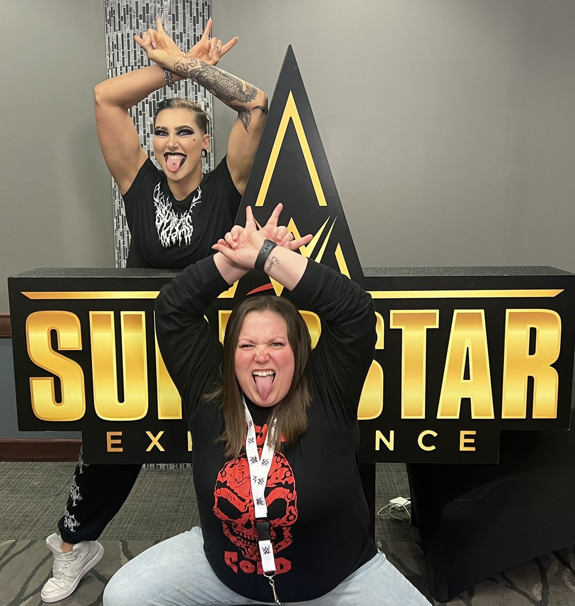 BillySmith's tweet photo. About Yesterday! One of the funnest groups I’ve had since we’ve been back to action. You could feel the VIP magic when @RheaRipley_WWE came into the room. Wow, I love her fans and her fans LOVE her. #WWESpringfield #VIPFam 👹🤘🏽#NeverKnowWhoYoullMeet #SuperstarExperience https://t.co/CO8eh9ewQ0