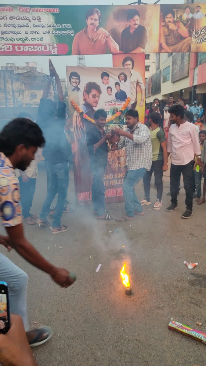 MaheshFanTrends's tweet photo. Kakinada Fans Celebrations 🤩🥁

https://t.co/G7d4TGQ75v #PennySong #SarkaruVaariPaata @urstrulyMahesh https://t.co/B7t19Ghw7x