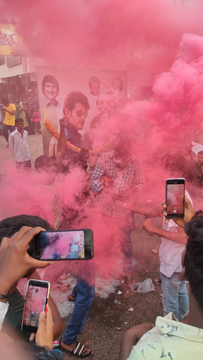 MaheshFanTrends's tweet photo. Kakinada Fans Celebrations 🤩🥁

https://t.co/G7d4TGQ75v #PennySong #SarkaruVaariPaata @urstrulyMahesh https://t.co/B7t19Ghw7x