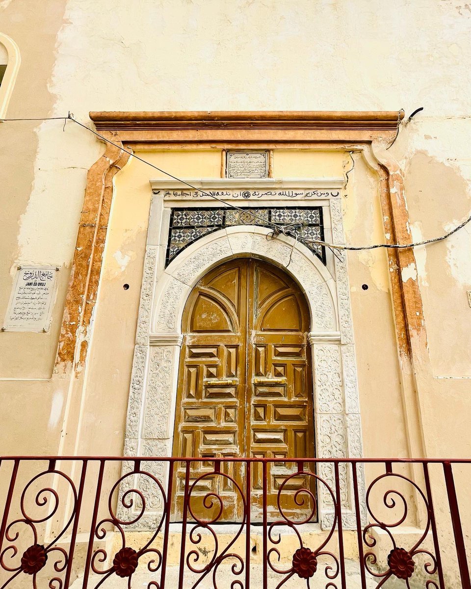 جامع الدروج المدينة القديمة يقع في التقاطع بين شارع الصراري  ونهج جامع الدروج، شيد سنة 1510 م سر تسميته يعود إلى علو بابه على أرضية الشارع بدرجات يعرف أيضا بجامع ابن يربوع
#جامع_الدروج #المدينة_القديمة_طرابلس #طرابلس #قصص 
#stories #tripoli #libya #oldcity #oldcitytripoli