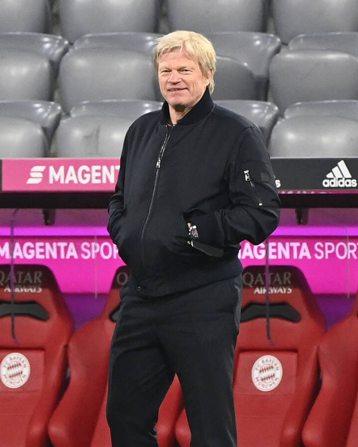 OliverKahn's tweet photo. Wichtiger Heimsieg gestern in der Arena! Gratulation an @J__Nagelsmann und das Team! Ein ganz besonderer Glückwunsch auch an @Manuel_Neuer, der gestern nicht nur meinen Rekord gebrochen hat, sondern einmal mehr auch gezeigt hat, warum er der beste Torwart der Welt ist. https://t.co/XvXYvrOyuk